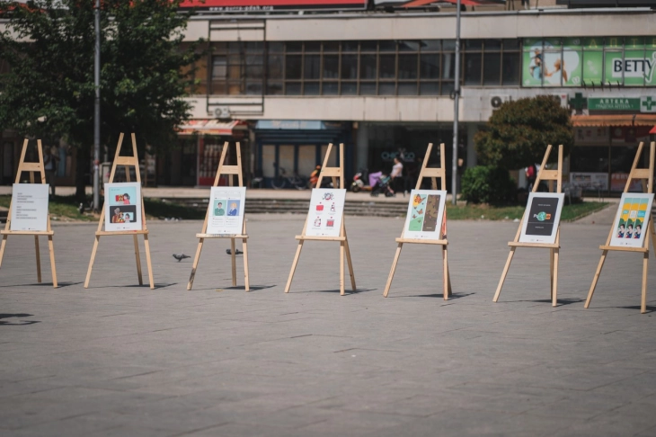 “Mollëkuqja” mbajti ekspozitë në Tetovë dhe Gostivar: Ngacmuesit kanë emra dhe duhen dënuar