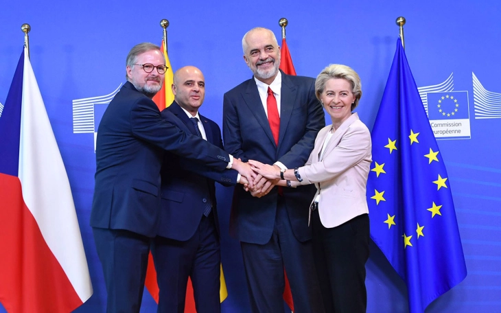 Konferencë shtypi para hapjes së negociatave me BE-në