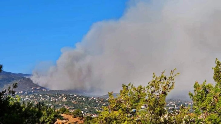 Zjarr i madh pyjor në pjesën verilindore të rajonit Atika