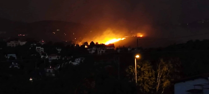 Për shkak të zjarrit në afërsi të Athinës, në mënyrë parandaluese është evakuuar spitali i fëmijëve