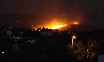 Për shkak të zjarrit në afërsi të Athinës, në mënyrë parandaluese është evakuuar spitali i fëmijëve