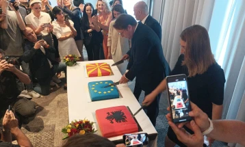 Koktej me rastin e fillimit të negociatave të Maqedonisë së Veriut dhe Shqipërisë