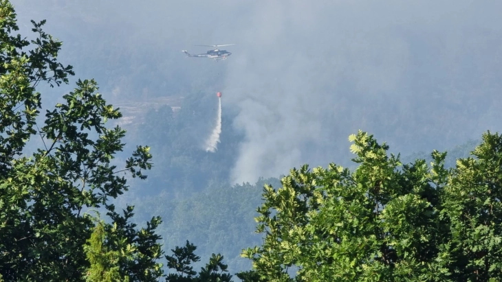 Një helikopter i policisë është përfshirë në shuarjen e zjarrit në Berovë