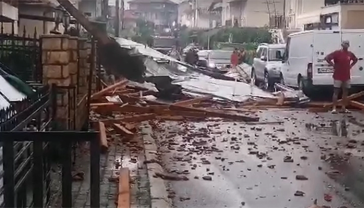 Stuhi në Ohër, një konstruksion i çatisë ka dëmtuar disa shtëpi