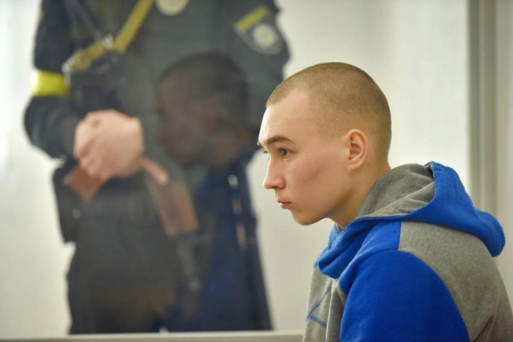 Kiev: Dënimi i një ushtari rus u reduktua nga përjetë në 15 vjet