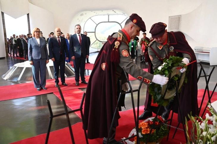 Delegacion qeveritar i udhëhequr nga Kryeministri Kovaçevski bëri homazhe për Nikolla Karev, Presidentin e parë të Republikës së Krushevës