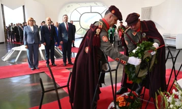 Delegacion qeveritar i udhëhequr nga Kryeministri Kovaçevski bëri homazhe për Nikolla Karev, Presidentin e parë të Republikës së Krushevës