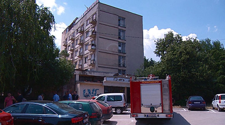 Zjarrfikësit e Kumanovës kanë shuar zjarr në hapësirat e ish-hotelit 
