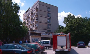 Zjarrfikësit e Kumanovës kanë shuar zjarr në hapësirat e ish-hotelit 