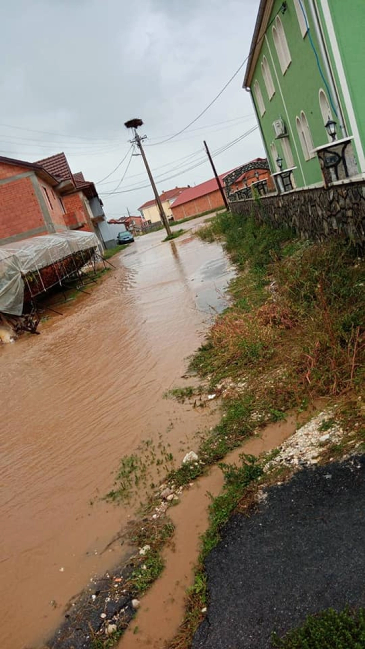 Ibeski: Evakuohen banorët e Llazhanit shtëpitë e të cilëve janë përmbytur