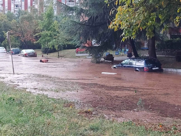 Rrugë, shtëpi e oborre të përmbytura dhe drunj të thyer nga moti i ligë në Shkup (foto+video)