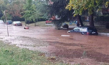 Rrugë, shtëpi e oborre të përmbytura dhe drunj të thyer nga moti i ligë në Shkup (foto+video)