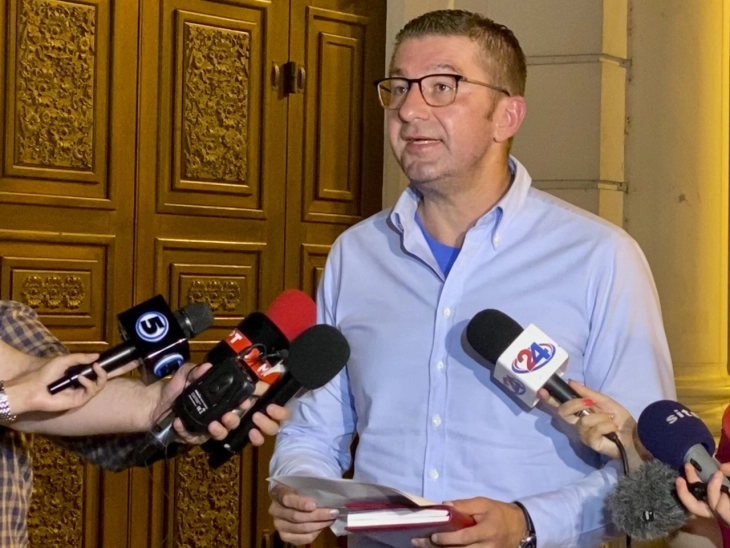 VMRO-DPMNE do t'i grumbullojë 150 mijë nënshkrime për shpalljen e referendumit për prishjen e Marrëveshjes me Bullgarinë