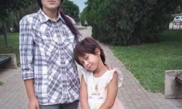 Familja, farefisi dhe policia janë në kërkim pas tridhjetë e dy vjeçares së zhdukur dhe vajzës së saj të mitur