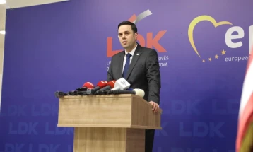 Lideri i opozitës kosovare ka premtuar se do t'ua paguajë pagat grevistëve kur të vijë në pushtet
