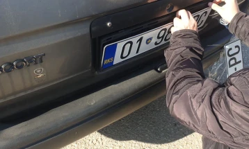 KFOR-i i shqetësuar për interesimin e ulët të serbëve të Kosovës për ndërrimin e targave të automjeteve