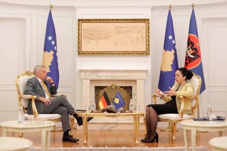 Vjosa Osmani kërkon nga ambasadorët e BE-së të mos ketë kritere të reja për liberalizimin e vizave për Kosovën