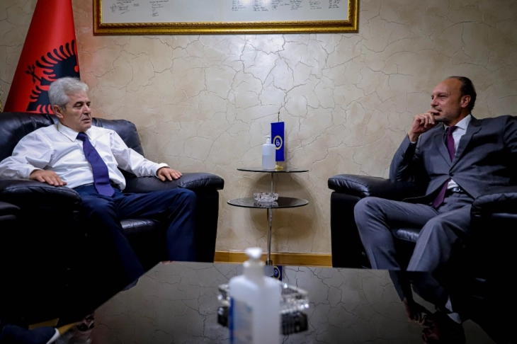 Ahmeti takon ambasadorin francez Bomgartner: Të vazhdojmë rrugën evropiane