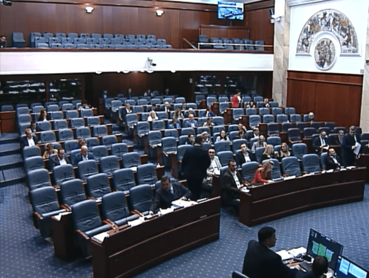 Deputetët debatuan për disa propozim-ligje, seanca do të vazhdojë nesër