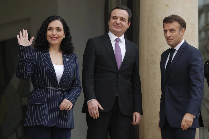 Presidentja dhe kryeministri i Kosovës, u pritën në takim nga presidenti i Francës, Emanuel Makron