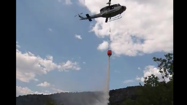 MPB me helikopter po e shuan zjarrin mes Makedonski Brodit dhe Komunës së Pllasnicës