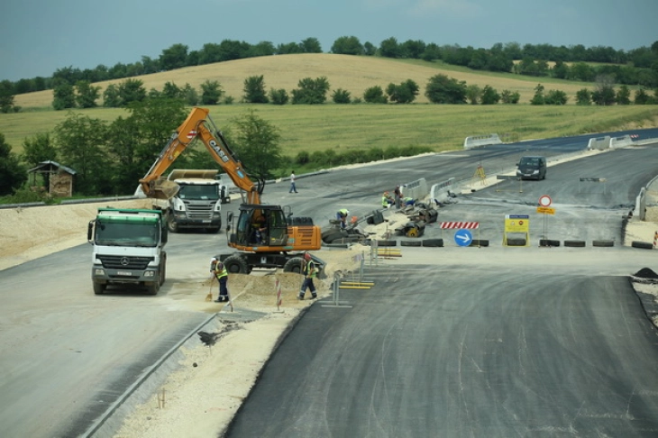 Parliament adopts law on construction of three highways by ‘Bechtel-Enka’