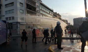 Police in Athens use tear gas against vaccination opponents
