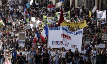 Mass protests against coronavirus policies return to France