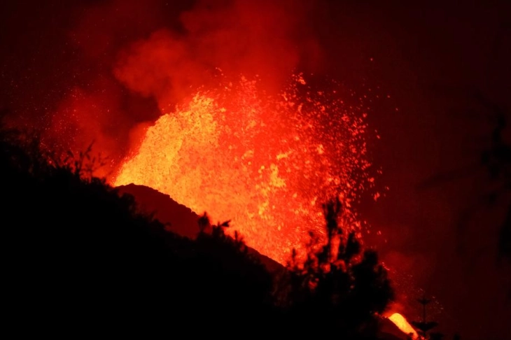 New vent forms at volcano on La Palma