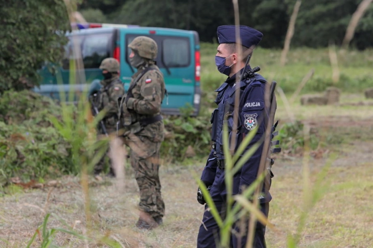 One soldier injured as Poland stops more migrants at border