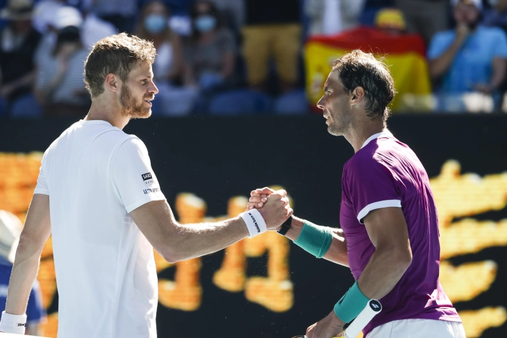 Australian Open: Nadal stays on track in Melbourne