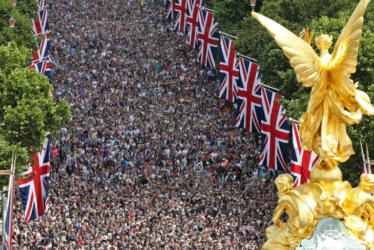 Queen's Platinum Jubilee launches with parade, 70-aircraft flypast