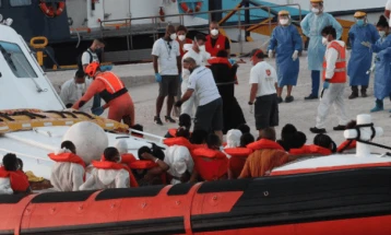 Lampedusa migrants to be relocated after clearing of overcrowded camp