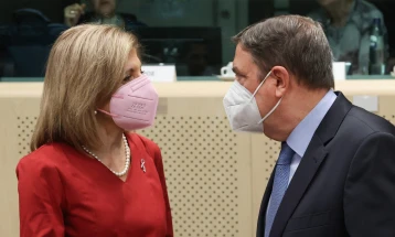 EU health commissioner: Use summer to prepare for SARS-CoV-2 surge