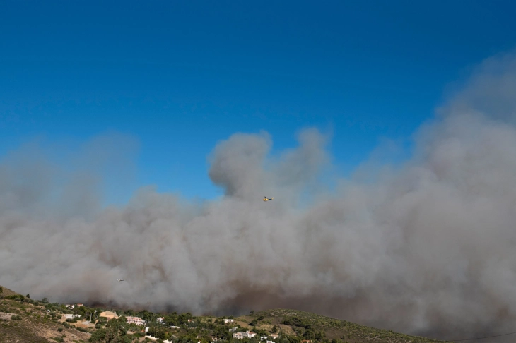 Heat blast of around 40 degrees and more fires in Greece