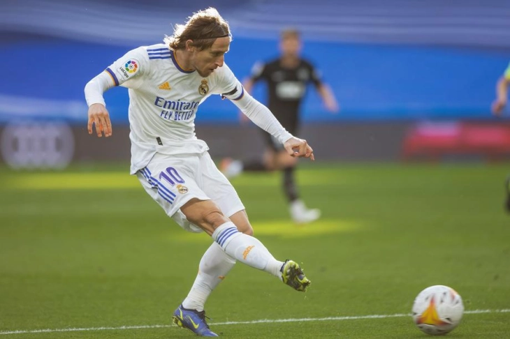 Modric scores stunner in rampant Blancos victory