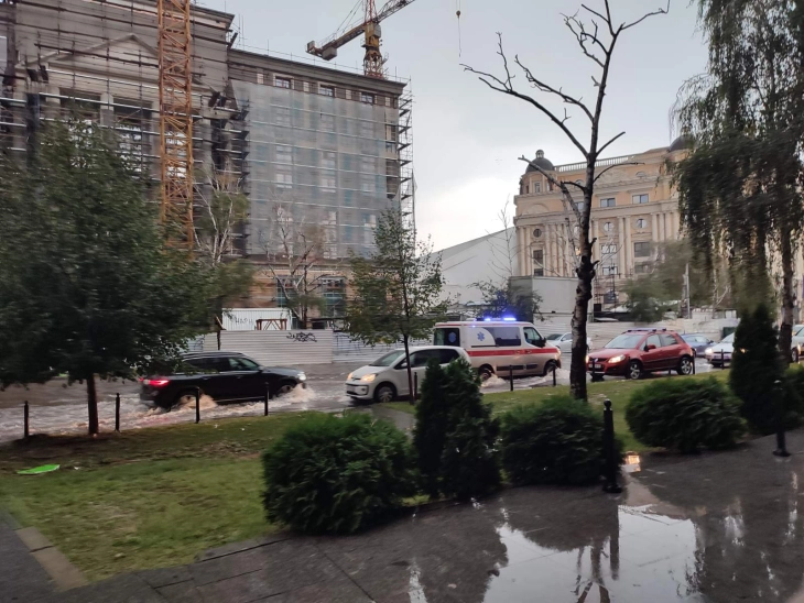 Stranded vehicles, fallen trees, torn down roofs after Skopje storm