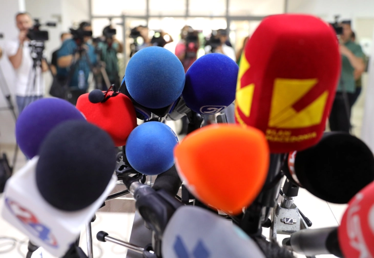EC notes generally favorable media freedom context and below-average salaries of journalists