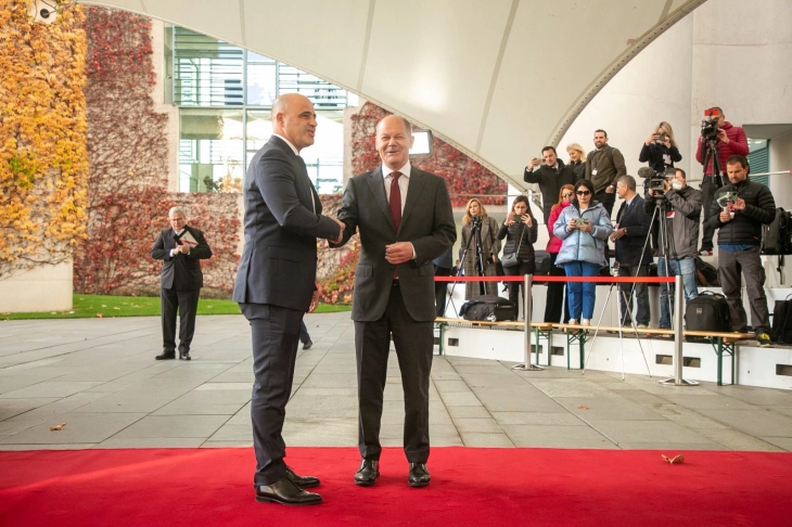 PM Kovachevski welcomed by Germany's Scholz after arriving in Berlin for summit