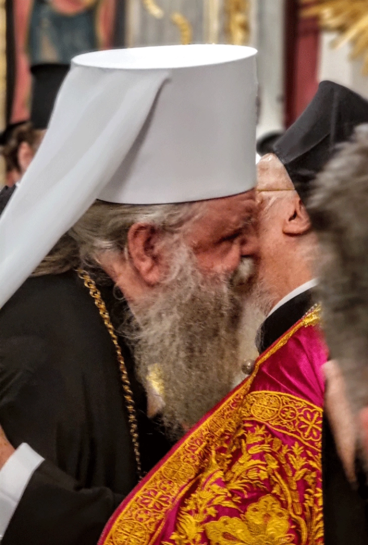 Patriarch Bartholomew hands over Patriarchal Act to Archbishop Stefan on accepting OA in liturgical and canonical unity