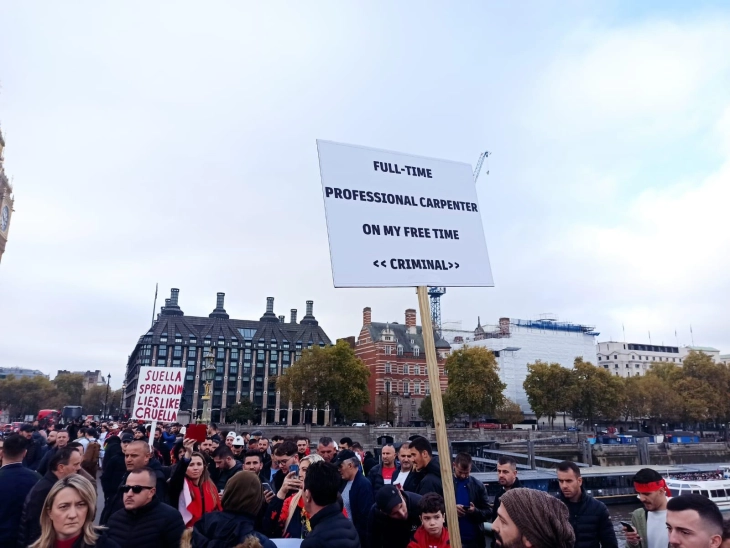 Албанската заедница одржа протест во Лондон против изјавите на министерката Браверман