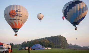 Деветмина повредени во пад на балон во источните Алпи