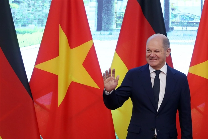 Шолц со бизнис делегација пристигна на разговори во Виетнам