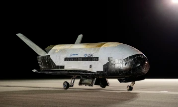 Вселенскиот авион „X-37B“ се врати на Земјата по рекордни 908 дена во вселената