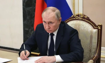 Путин потпиша нови укази за воениот рок