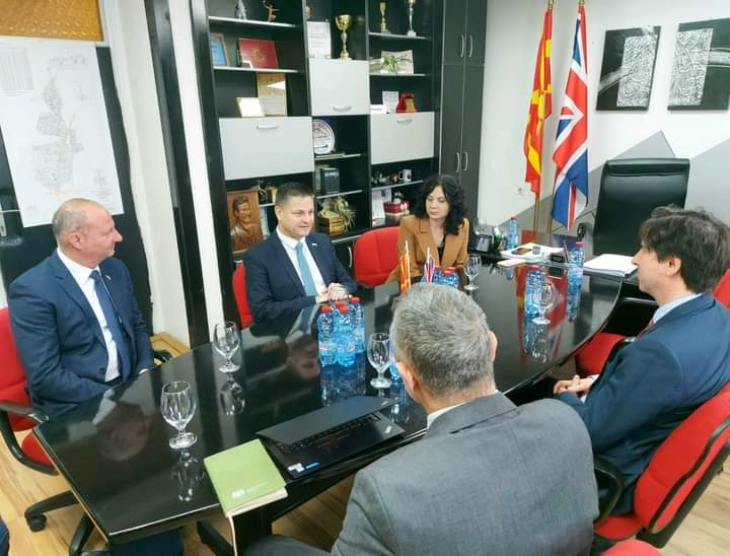 Британскиот амбасадор Метју Ларсон во работна посета на Македонска Каменица