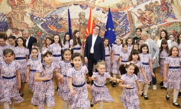 Претседателот Пендаровски ги прими членовите на хорот „Златно славејче“