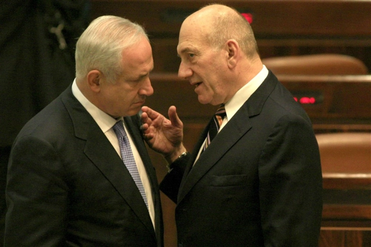 Израелскиот суд пресуди дека поранешниот премиер Олмерт го наклеветил Нетанјаху