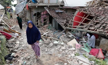 Шестгодишно момче спасено под урнатините два дена по земјотресот во Индонезија