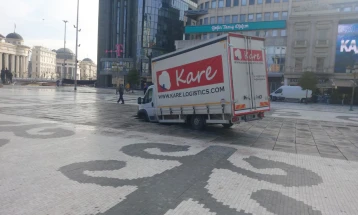 Камионот неовластено влегол на плоштадот „Македонија“, возачот приведен